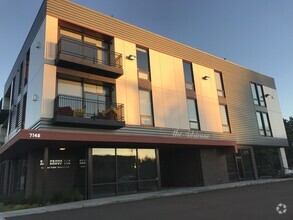 Building Photo - Architecturally Significant High End Unit-...
