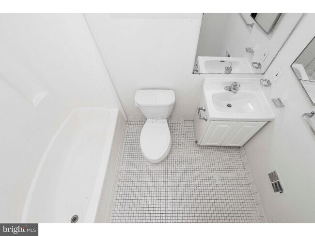 Building Photo - 2031 South St