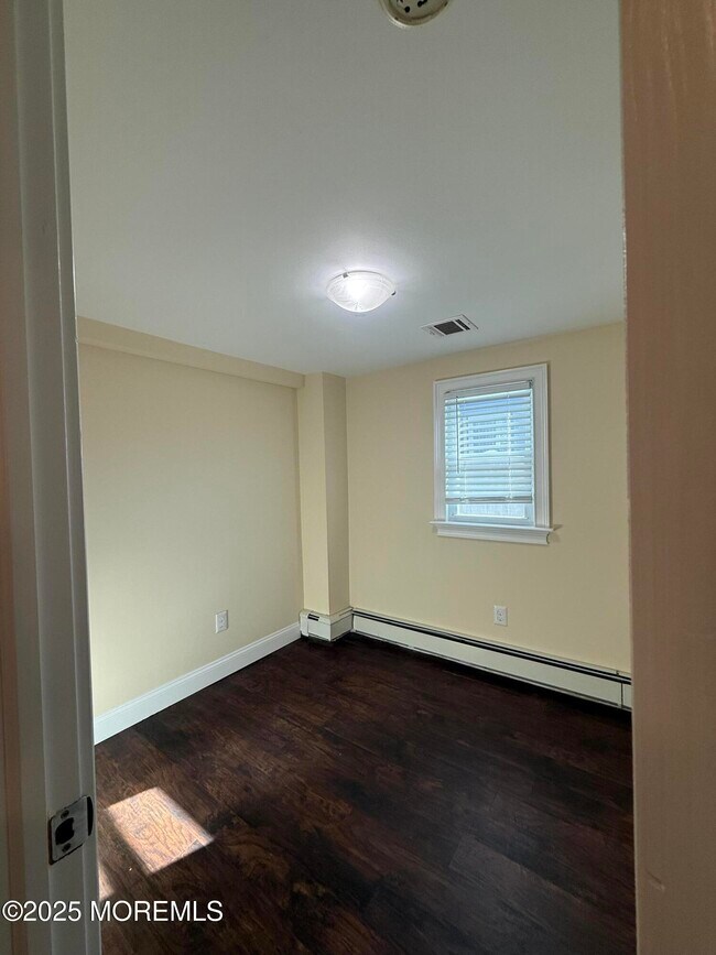 Building Photo - 9 Main St