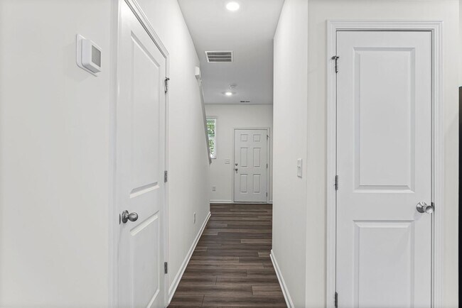 Building Photo - ***MOVE IN SPECIAL -$500 OF FIRST 2 MONTHS RENT WITH A MARCH 31ST OR SOONER MOVE IN DATE***Step i...