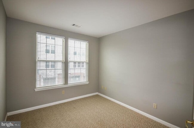 Building Photo - 4950 Brenman Park Dr
