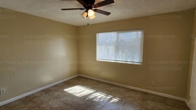 Building Photo - 2 bedroom, 1.5 bathroom townhome located near schools, shopping, restaurants, & Kern Medical Hosp...