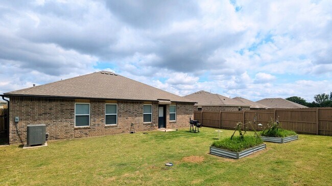 Building Photo - Welcome Home to Comfort and Convenience in Newcastle!