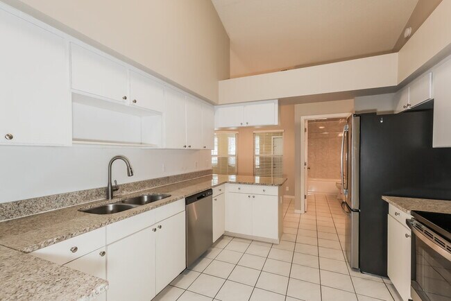 Building Photo - 910 Clearcreek Dr