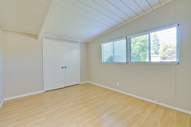 Building Photo - Nice Single Level Eichler Home in the Gree...