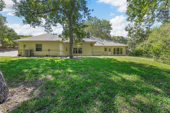 Building Photo - Absolutely Wonderful 4/3.5 one-story Home ...