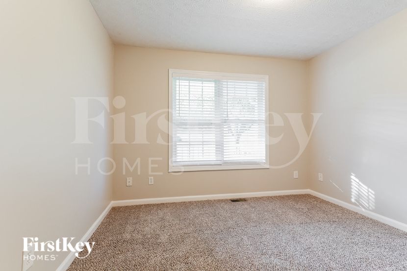 Building Photo - 940 Willow Hollow Dr