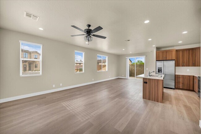 Building Photo - 850 E 600 S