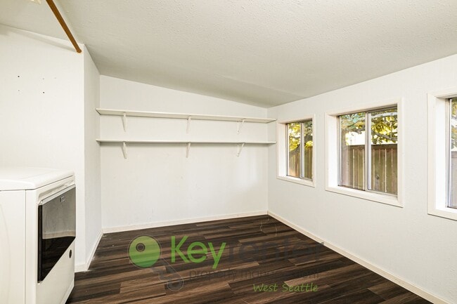 Building Photo - Comfort and Charm in This Bright 2-Bedroom...