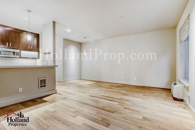 Building Photo - New Rent Price: $2,150 +$250 Off First 2 Full Months - Better Than New Light-Filled Townhome in H...