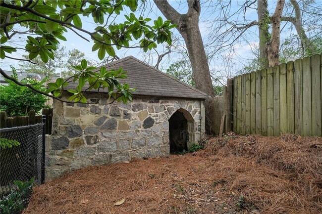 Building Photo - 490 Rock Springs Rd NE