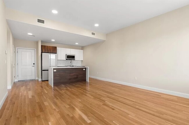 Building Photo - Compact, Modern & Convenient 1BR