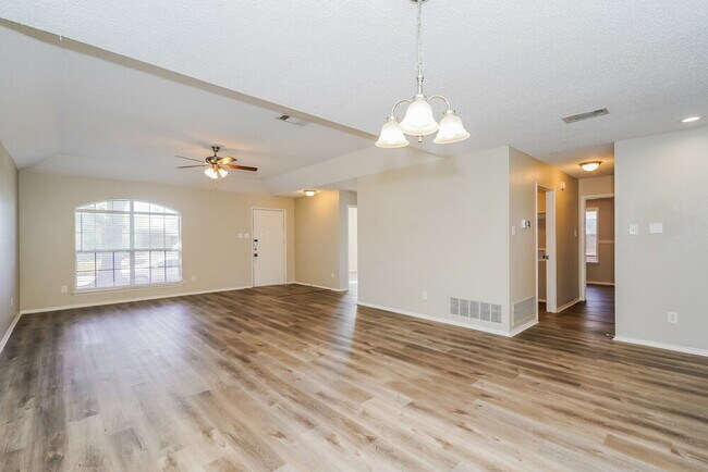 Building Photo - 4813 Cable Dr