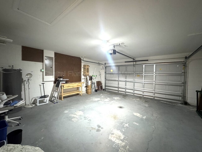 Building Photo - 402 Lark Ct