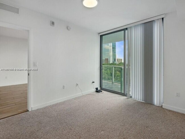 Building Photo - 1600 SW 1st Ave