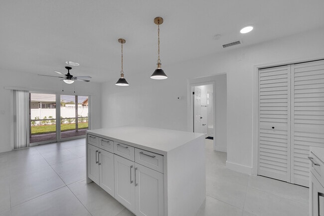 Building Photo - 2821 NE 2nd Ave