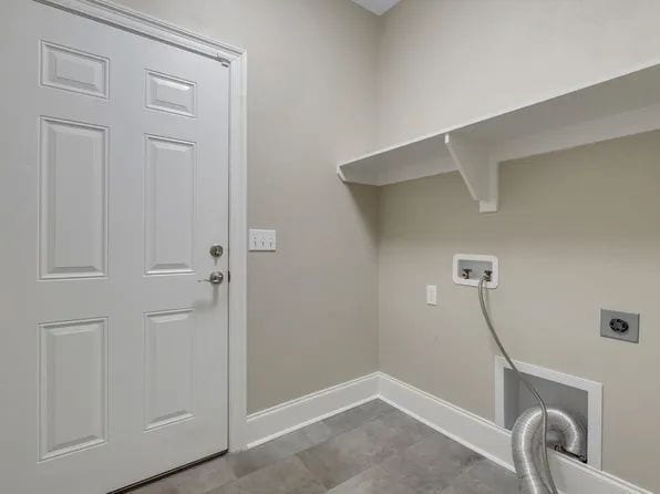 Building Photo - 3-bedroom 3-bathroom condo off Tharpe, washer/dryer, Dishwasher, Pool!