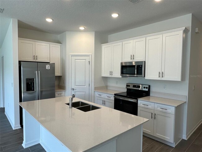 Building Photo - 426 Three Oaks Dr