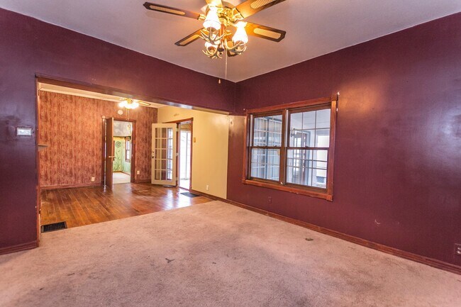 Building Photo - Spacious 3 bedroom with fenced in yard!