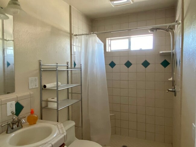 Building Photo - Charming 2bdrm, 1.bath house with garage, workshop space and large yard