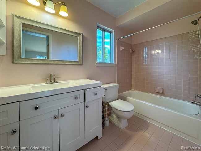 Building Photo - 2867 Woodmont Dr W