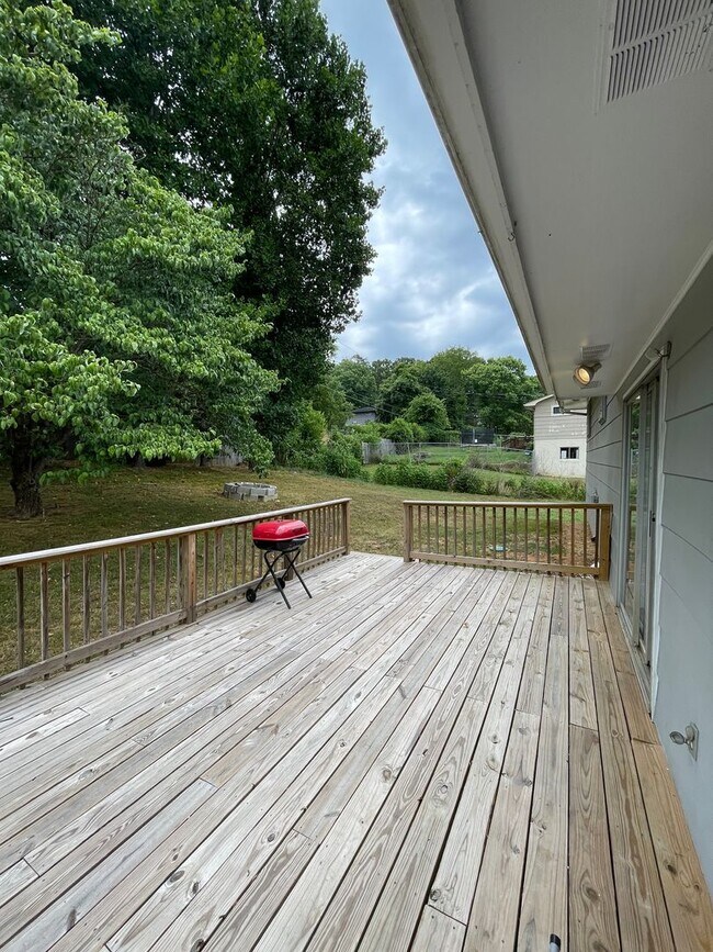 Building Photo - Nice 3 bedroom 2 bath home close to Harrison