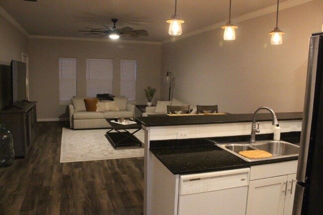 Building Photo - Spacious, Fully-Furnished 2/2 Condo Minutes from Campus - SPRING SEMESTER LEASE AVAILABLE!