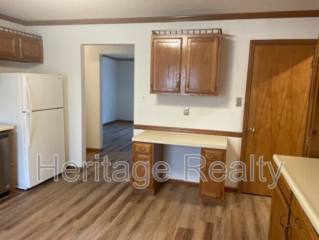 Building Photo - 810 Highland Dr