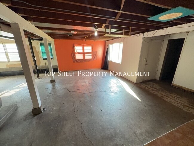 Building Photo - 2425 Welbeck Rd