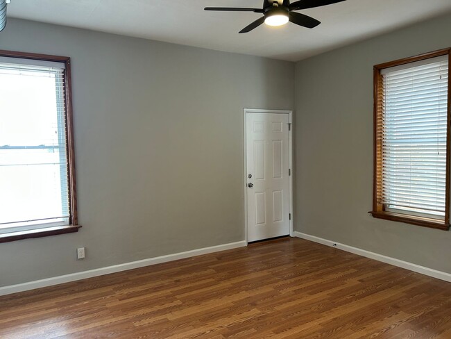 Building Photo - Hill Home! Beautiful Renovation!