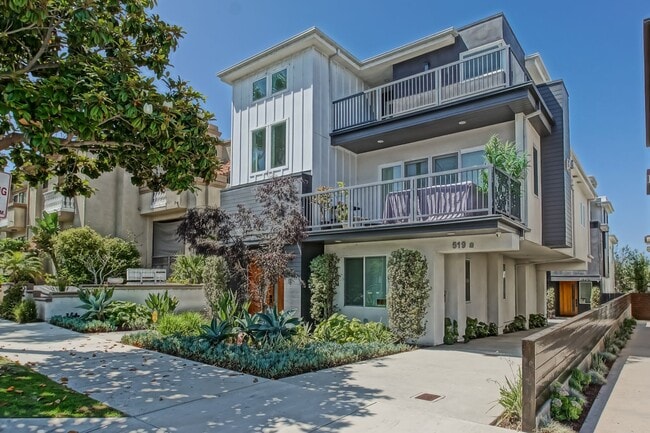 Primary Photo - Custom, Modern & Spacious Tri-Level Home w...
