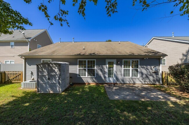 Building Photo - Charming Residence with Modern Amenities and Community center access