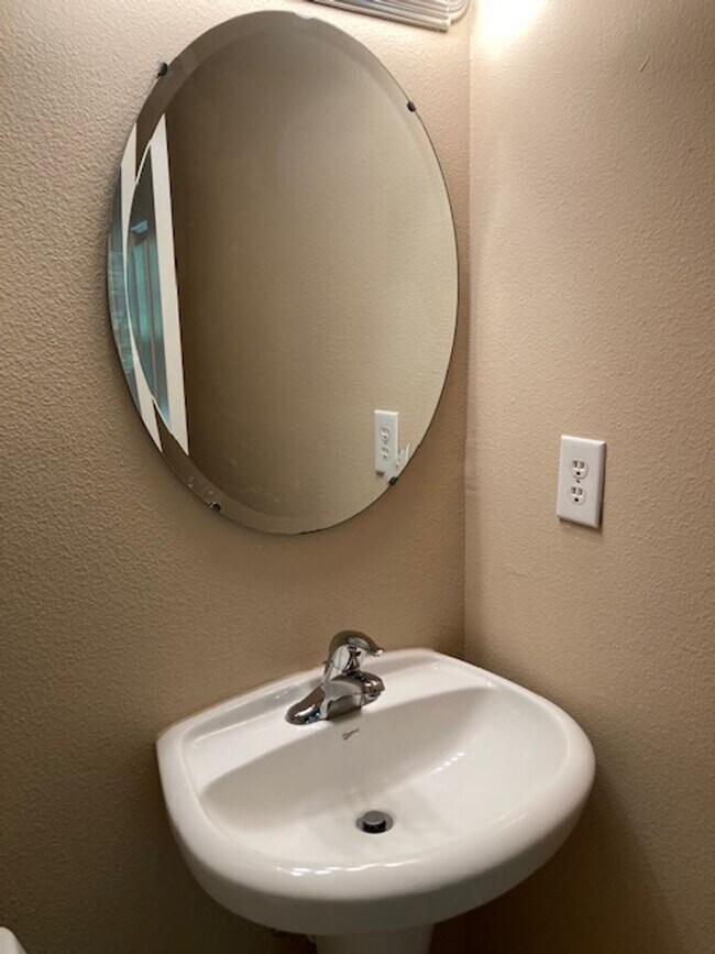 Building Photo - 7 Wells Pl