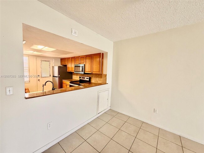 Building Photo - 1591 NE Miami Gardens Dr