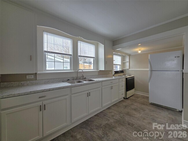 Building Photo - 42 N Cedar St