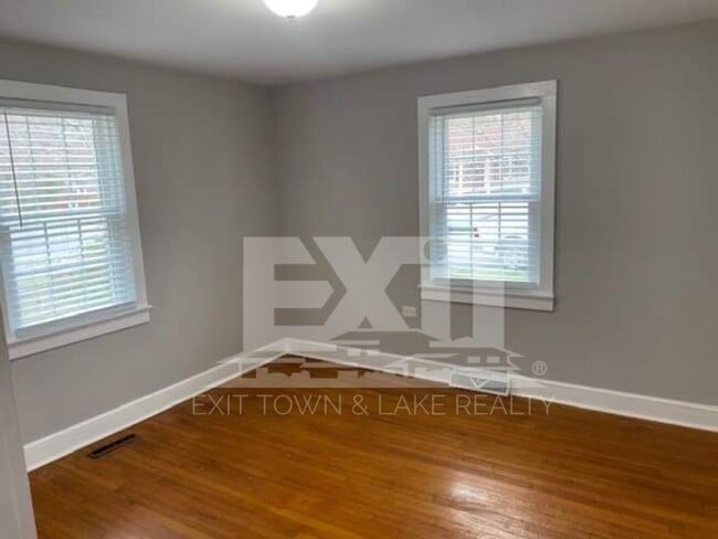 Building Photo - Close to Shopping, Hospital, Schools, Restaurants