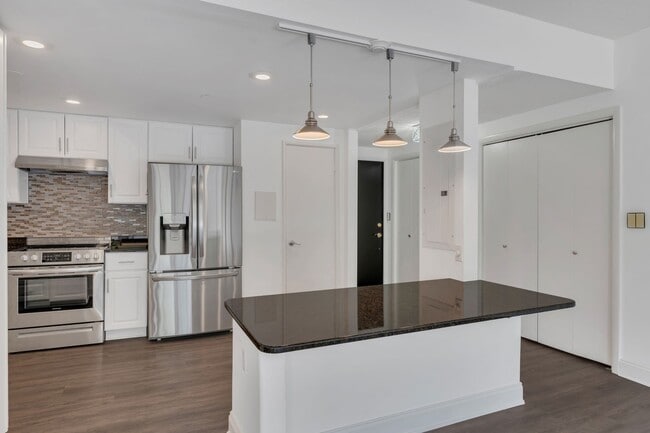 Building Photo - 6666 Brookmont Terrace