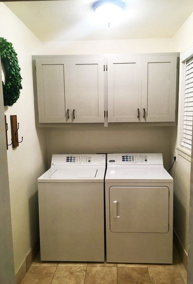 Building Photo - 776 Thora Blvd