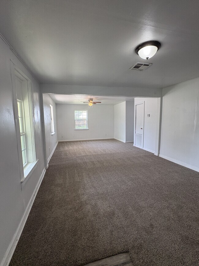 Building Photo - 730 W 8th St