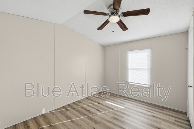 Building Photo - 825 Dawn Light Dr