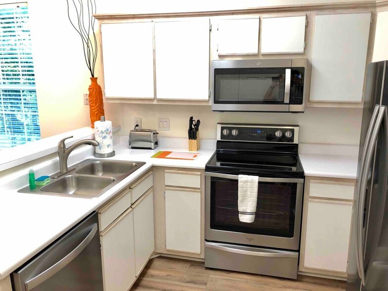 Building Photo - 1294 River Oaks Dr