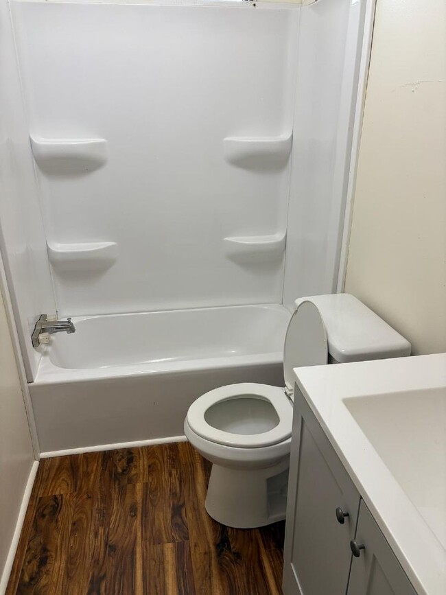 Building Photo - Nice 2 Bedroom in Candler
