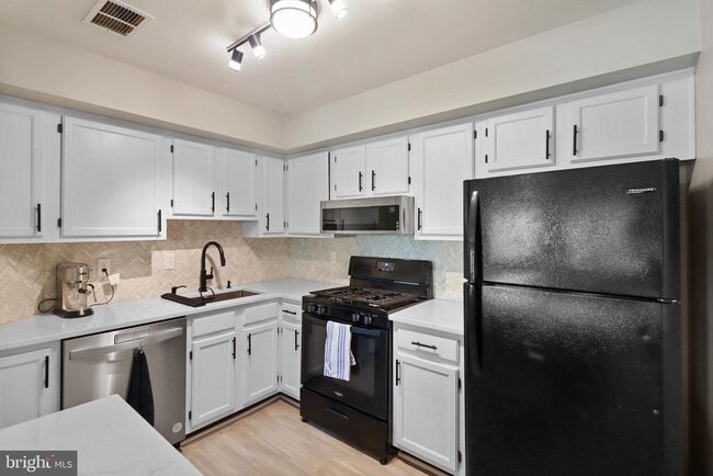 Building Photo - 308 Trinity Ct