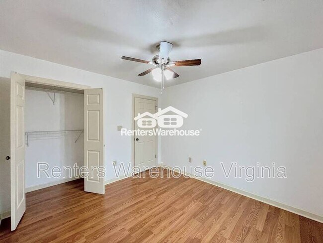 Building Photo - 352 Peace Haven Dr