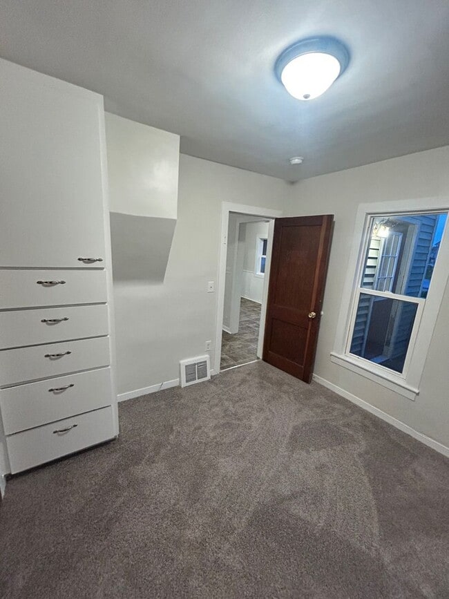 Building Photo - 270 W Pine St NE