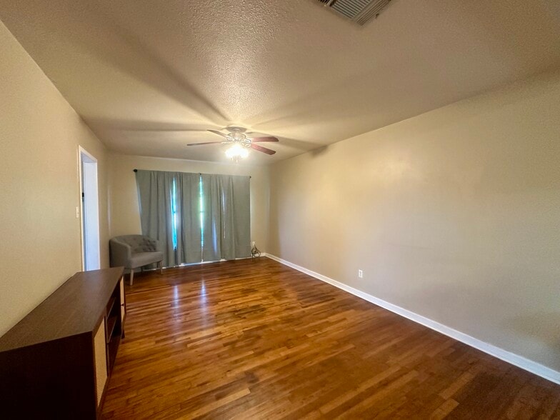 Building Photo - 1316 Eastview Dr