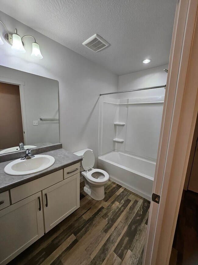 Building Photo - 4 Bedroom Town Home for Rent