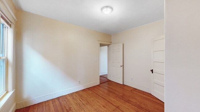 Building Photo - 16 Bentham Rd