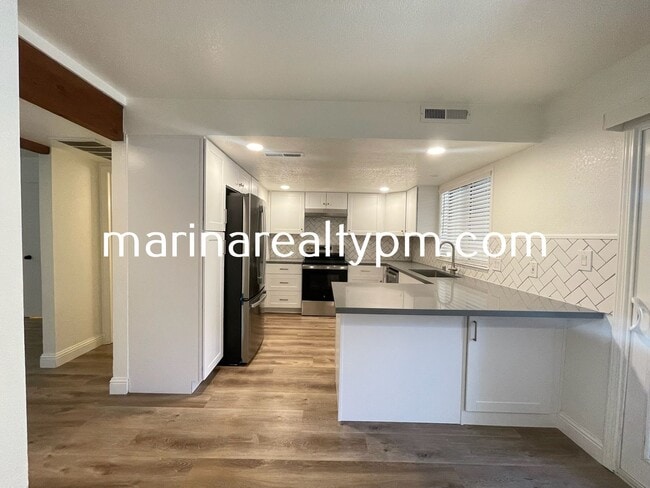 Building Photo - Two Story Crockett Condo Two-Off Street Pa...