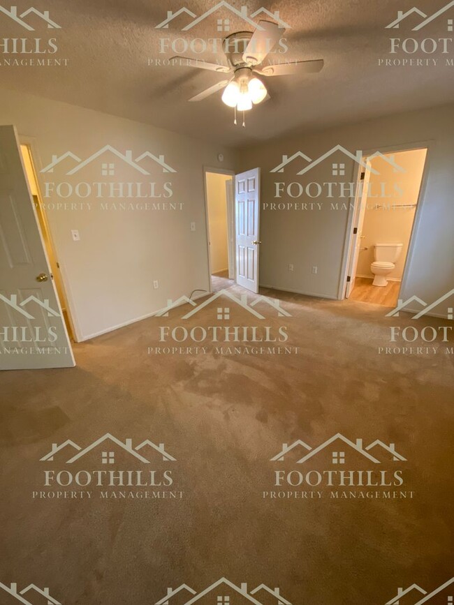 Building Photo - Charming 3 Bedroom/2 Bath single family ho...